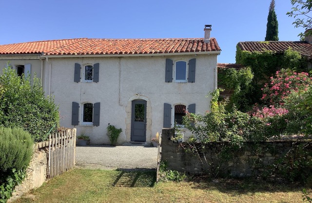 A haven of peace in the heart of a historic place with enclosed garden
