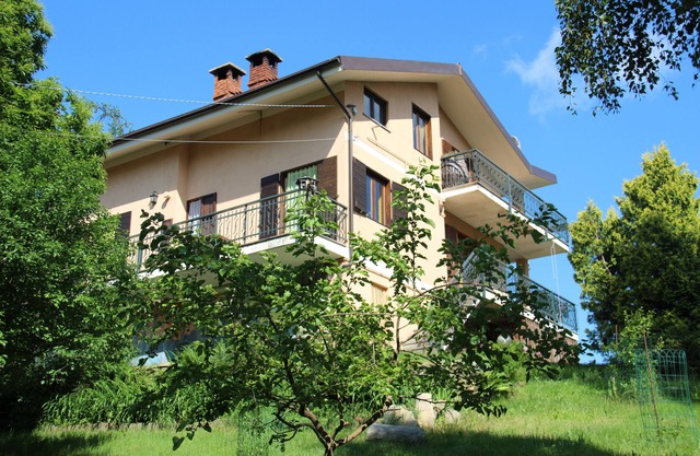 a house in the middle of the mountains with breathtaking views, nature and relaxation animals