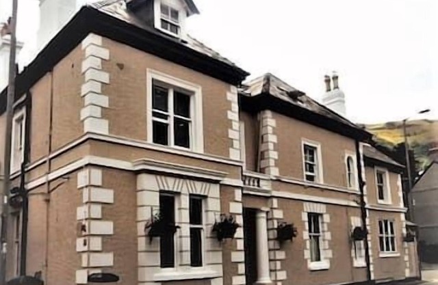 A Huge Holiday Home. When SIZE really matters.