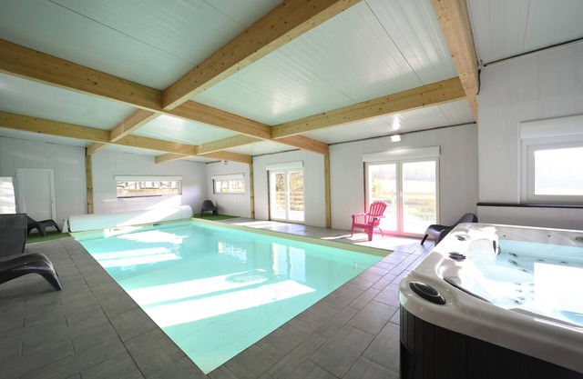 A L'OREE DU BOIS, 500 M2 GITE FOR 15 PEOPLE WITH SWIMMING POOL AND JACUZZI
