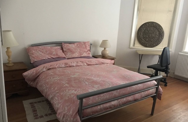 A Large comfy Room in Bromley