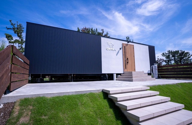 A large lawn and wooden deck spread out in a priva/Makinohara Shizuoka