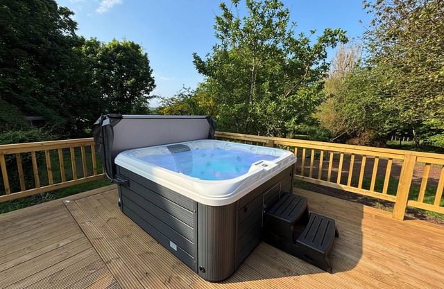 A-listed South Lodge, Dunbar with hot tub
