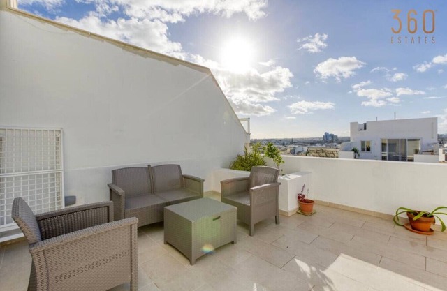 A lovely, central 2BR penthouse with large outdoor