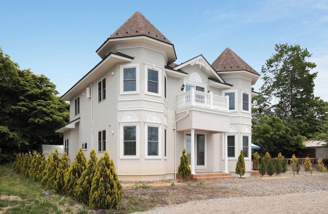 A luxurious villa designed in Queen Anne style/Kitasakugun Nagano