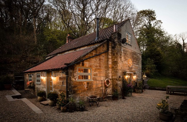 A luxury country cottage by the sea, 5 ensuite bedrooms, walkable to the harbour