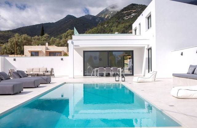 A LUXURY VILLAS - private villa infinity pool, garden, BBQ walk to NIDRI & beach