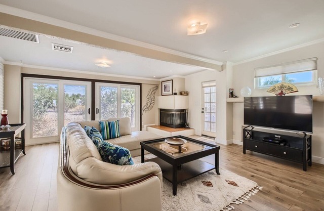 A Modern Mountain Home - minutes walk to Mtn Reserve & Golf Course