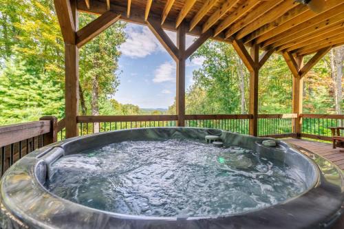A Mornings Mist - Scouts Overlook - Romantic Retreat, Hot Tub, Cozy Fireplace, Mountain Views at Scouts Overlook -
