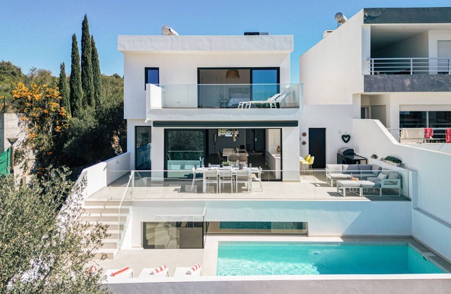 A New Luxury Vila located in Salema- Sleeps 6/8 - 8 mins walk to the beach