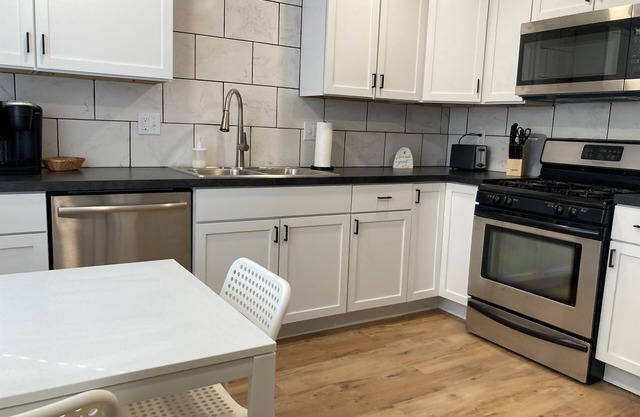 A Normal Townhouse 2 Bed 1.5 Bath 1 Mile To ISU