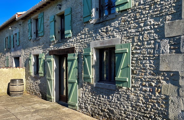 A peaceful retreat in traditional Charentais house with pool close to Saintes
