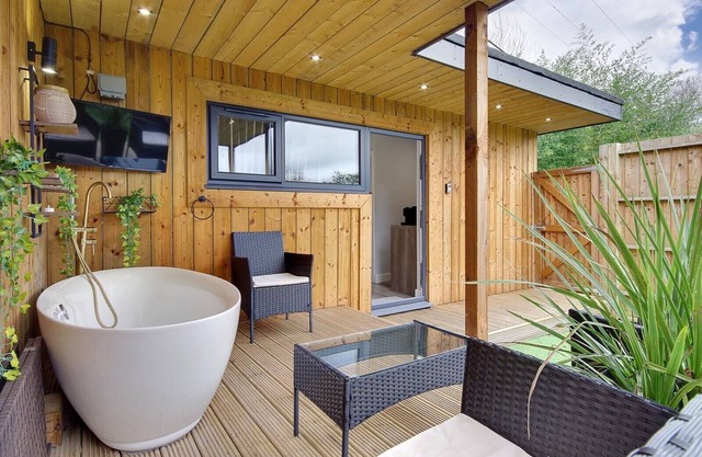 A Petite Luxury Lodge with Outside Bath