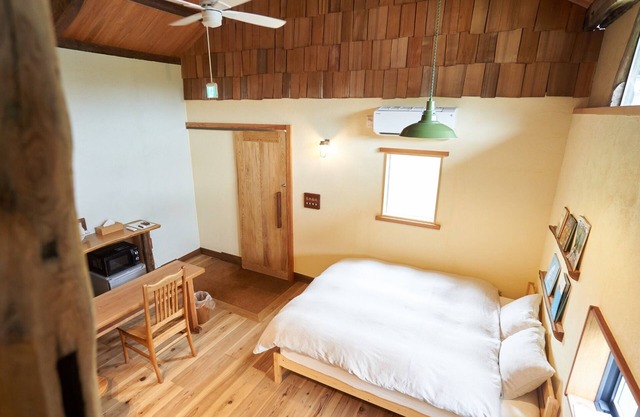 A private house renovated with natural materials and filled with the scent of wood/Wake-gun Okayama