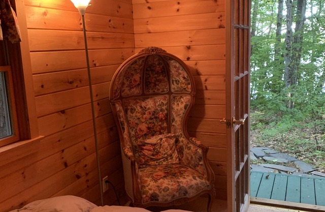a relaxing guest house in the woods on a Lake