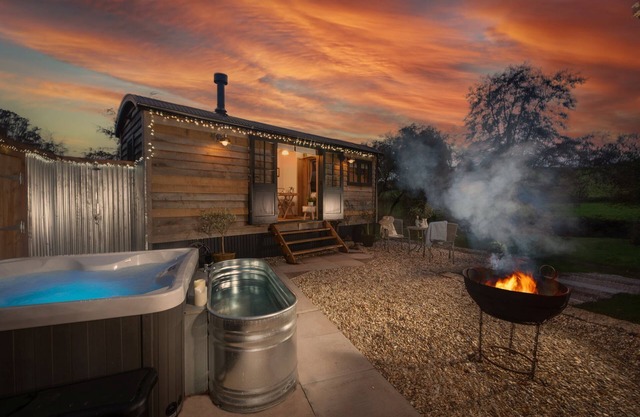 A shepherds hut that sleeps 2 guests in 1 bedroom