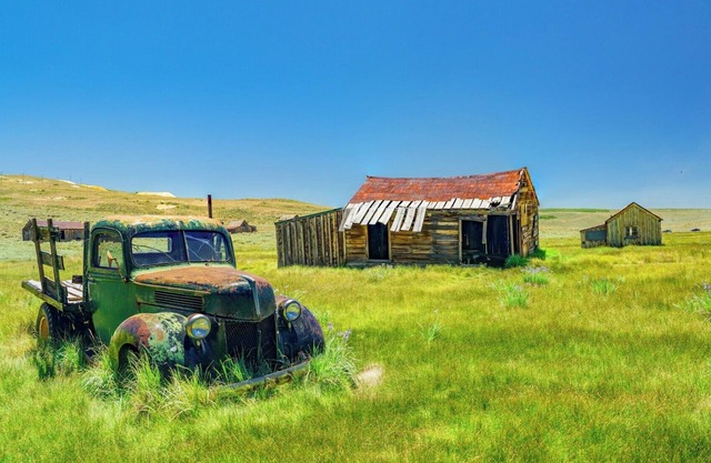 A short walk from downtown highlights