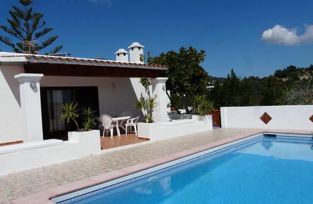 A simple but adequately furnished villa, sea views and air conditioning. WIFI