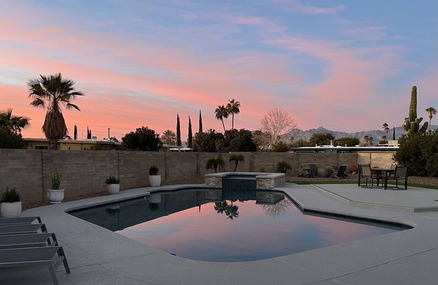 A Sonoran desert getaway! Outdoor oasis! Dog friendly! Fully fenced backyard.