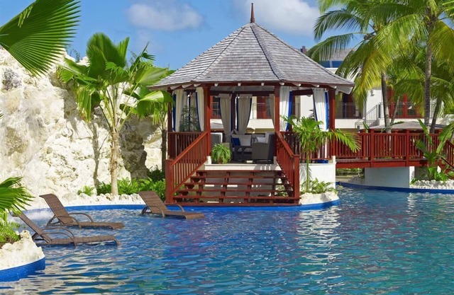A Stunning Property With A Breathtaking Communal Pool And Gazebo, Walk To Beach