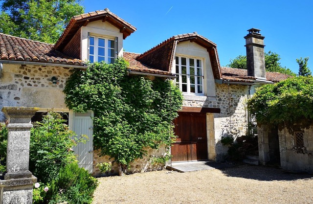 A tranquil, private and secluded 4-bed detached cottage, swimming pool & garden.
