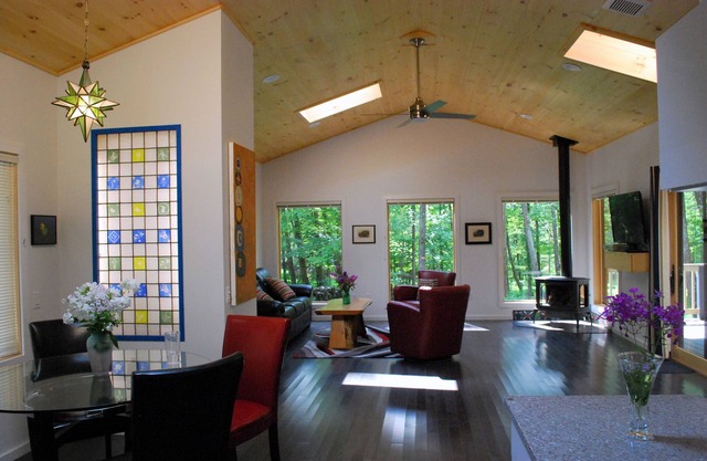 A True Gem in the heart of Woodstock, w/fireplace & hot tub, wheelchair access