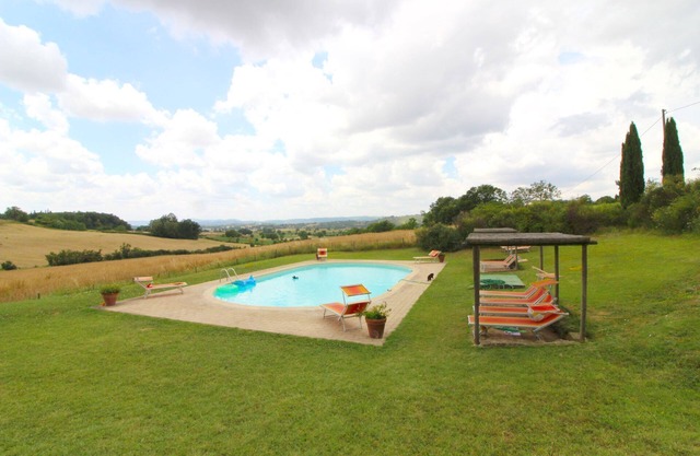 A typical brick farmhouse located in the heart of Valdichiana, not far from Pozzo della Chiana, insi
