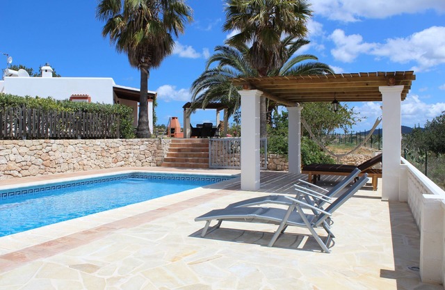 A villa great for couples and families, gated pool & WiFi, BBQ and panorama view