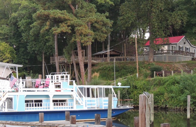 A Warm and Cozy 50' Houseboat in gated, quaint and peaceful marina near the city