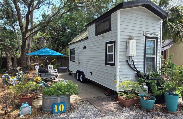 A whimsical Tiny House, shaded by Oaks and near sugar-sand Beaches and Bay!