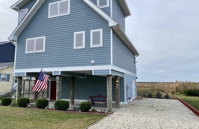 A wonderful retreat in this unique bayside village!