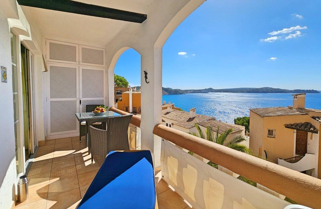 A3025 Apartment with sea view for 4 people in Cala Fornells
