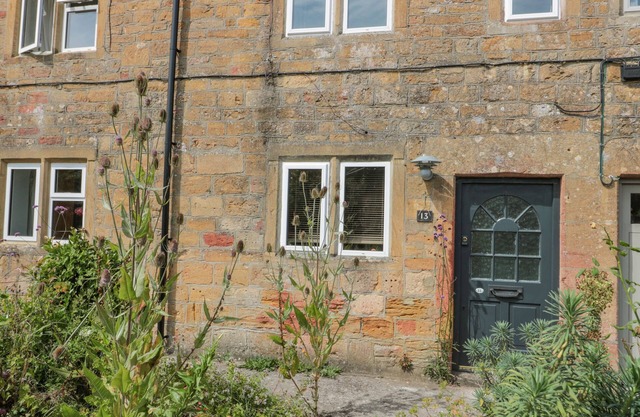 ABBEY COTTAGE MONTACUTE, pet friendly, with a garden in Montacute