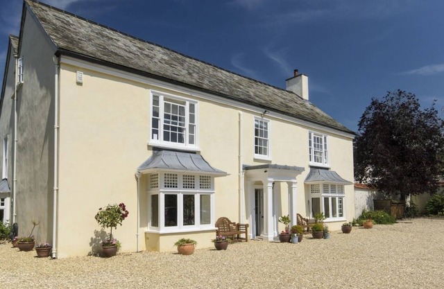 ABBOTS MANOR, pet friendly, luxury holiday cottage in Combe Raleigh
