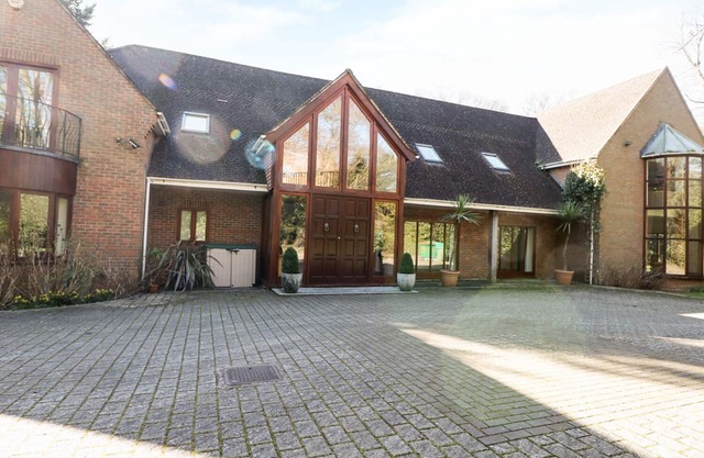 ABBOTS WOOD, pet friendly, luxury holiday cottage in Netley Abbey