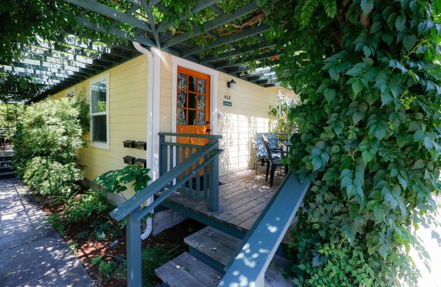 ABBOTT'S COTTAGES- Cardinal cottage. 1 bedroom/1 bath, short walk to downtown!