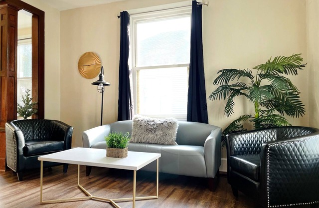 Abode à la Mode | Centrally Located 2BR/1BA Home/Fast wifi/Close to everything