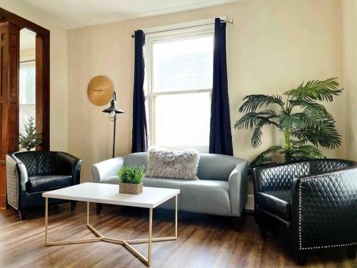 Abode à la Mode/Centrally Located 2BR/1BA Home