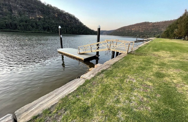 Absolute Waterfront 3 bedroom fully self-contained. Cabin 12