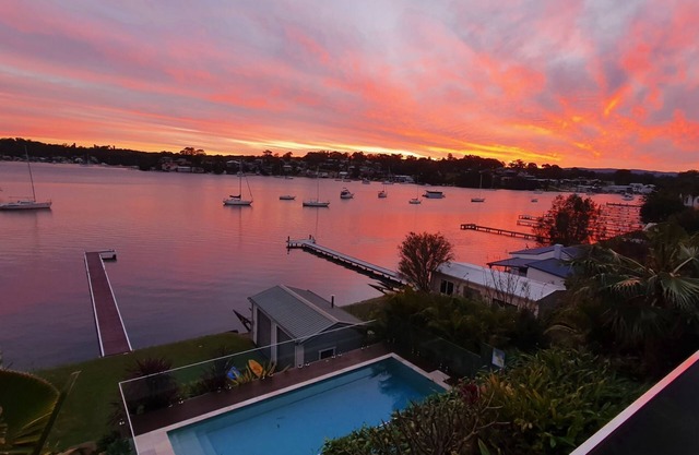 Absolute Waterfront : Lakehouse Fishing Point - Waterfront, Pool, Jetty