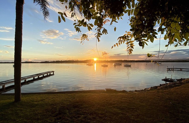 Absolute waterfront, cute , 3 bedroom family cottage!