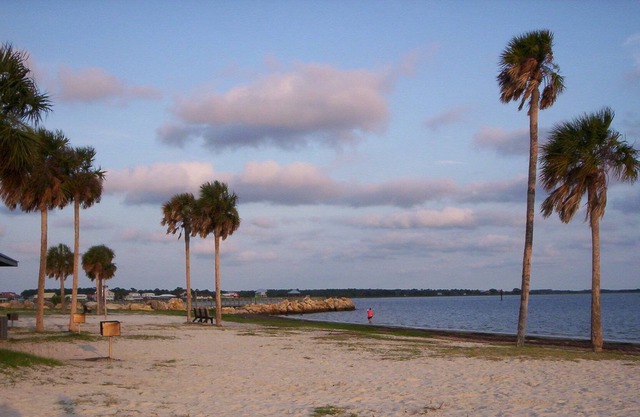 Absolutley Amazing 2 bedroom Newly Redecorated Condo