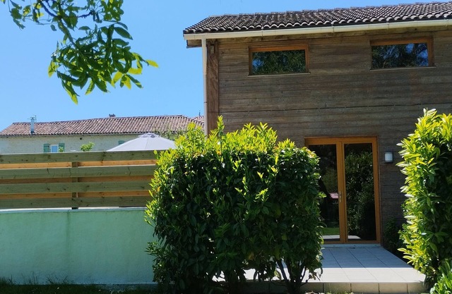Acacia, cosy gîte with large private terrace, shared swimming pool heated to 28°C