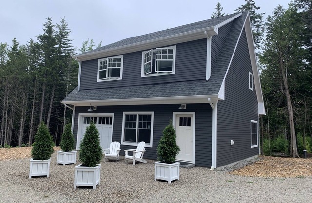 Acadia Quiet side Studio. Modern feel in the quaint Maine woods. Full kitchen.