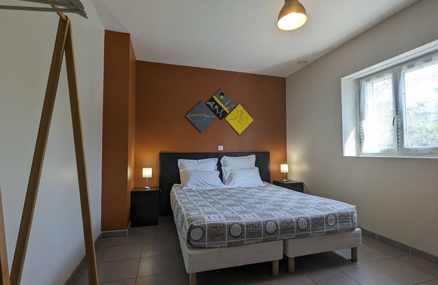 Accessible Ground-Floor Room with Private Bath and Shared Amenities in Contemporary House