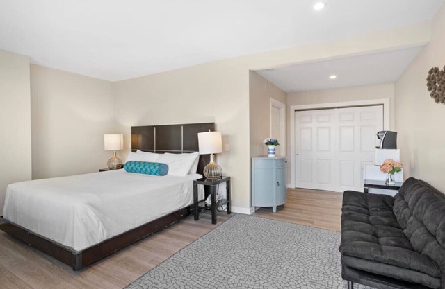 Accessible 1 King Bed Premium Suite