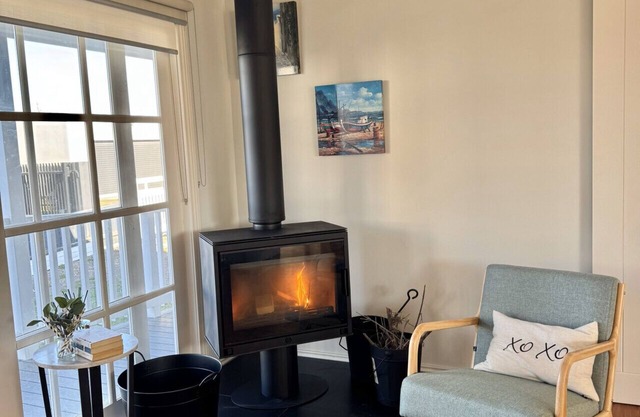 Accessible Coastal Sanctuary – Pet Friendly, 50m Beach Pets Welcome