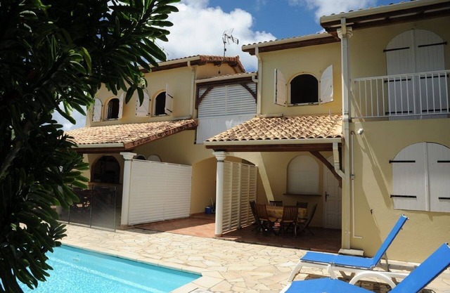 Accommodation with swimming pool in attractive 3-unit residence. 1.2 km from the beach.