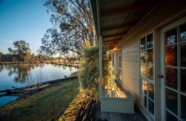 Acheron Valley Country Retreat Lakefront Rooms (LR)