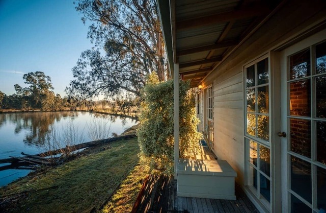 Acheron Valley Country Retreat Lakefront Rooms (LR)